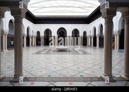 Paris, France - juillet 14 : intérieur de la Grande Mosquée de Paris pleine de magnifiques mosaïques sur 14 juillet 2022 Banque D'Images