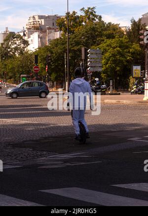 Paris, France - juillet 14: Homme à cheval rapide sur monocycle électrique le Mobile portable de transport individuel dans la rue de la ville le 14 juillet 2022 Banque D'Images