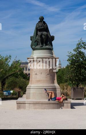 Paris, France - juillet 14 : Femme se reposant dans le jardin des plantes au pied du monument du naturaliste français Jean-Baptiste de Lamarck sur une sto Banque D'Images