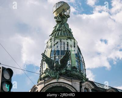 Dôme sur la Maison de Zinger Company ou la Maison du Livre. Bâtiment historique à Saint-Pétersbourg, situé à Nevsky Prospekt. La maison a été construite en 1902-1904. Banque D'Images