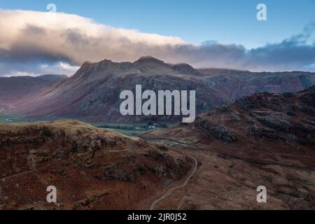 Image de paysage épique de drone aérienne du lever du soleil depuis Blea Tarn dans Lake District lors d'une superbe exposition d'automne Banque D'Images