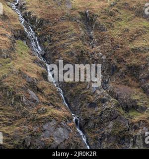 Image de paysage épique d'un ruisseau de montagne sur le côté de Fleetwith Pike Lake District pendant le coucher de soleil d'automne Banque D'Images