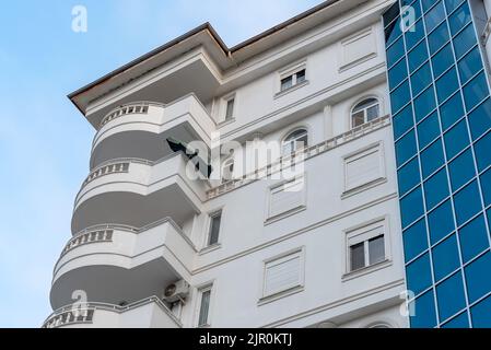 Façade moderne et aérée avec balcons. Fragment d'un nouveau bâtiment résidentiel d'élite ou d'un complexe commercial. Partie de l'immobilier de ville. Banque D'Images