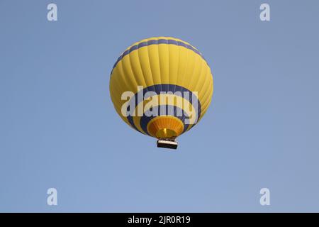 Montgolfière volant dans le ciel à Louxor Banque D'Images