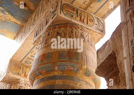 Belles colonnes colorées au temple mortuaire de Ramses III (Medinet Habu) sur la rive ouest du Nil à Louxor Banque D'Images