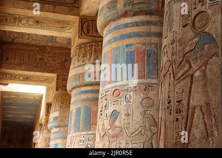 Belles colonnes colorées au temple mortuaire de Ramses III (Medinet Habu) sur la rive ouest du Nil à Louxor Banque D'Images