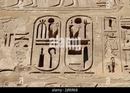 Le temple mortuaire de Ramses III (Medinet Habu) sur la rive ouest du Nil à Louxor Banque D'Images