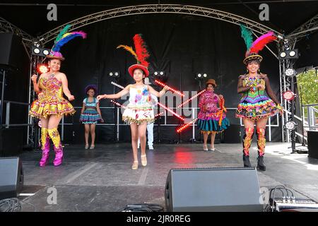 Organisé par des gens de la région et avec un programme rempli de talents de la maison - y compris les champions britanniques de Got Talent Twist and Pulse, la chanteuse Samm Henshaw et le trompettiste de jazz de renommée internationale Byron Wallen la journée a comporté des concerts, de la danse, des spectacles, de la nourriture et des activités familiales ainsi que le très attendu spectacle annuel de chiens. Ce festival unique est en train de devenir rapidement un élément de base dans le calendrier culturel de Londres et avec la nouvelle ligne Elizabeth qui rend le transport à Abbey Wood un peu plus facile. Le festival entier est programmé et dirigé par le festival production Group et sérieux . Banque D'Images