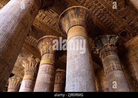 Colonnes colorées au temple de Khnum à Esna, Louxor, Égypte Banque D'Images