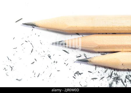 Trois crayons aiguisés avec copeaux de graphite sur fond blanc. Banque D'Images