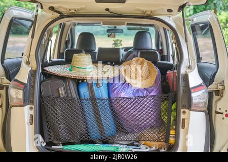 Une voiture prête à voyager, avec des chapeaux de soleil et des valises. Banque D'Images