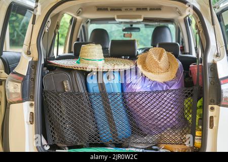 Une voiture prête à voyager, avec des chapeaux de soleil et des valises. Banque D'Images