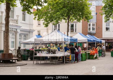 Stands du marché. Basingstoke Market est mentionné dans le Domesday Book de 1086 et a lieu un mercredi sur la place du marché depuis 1214. Angleterre Banque D'Images