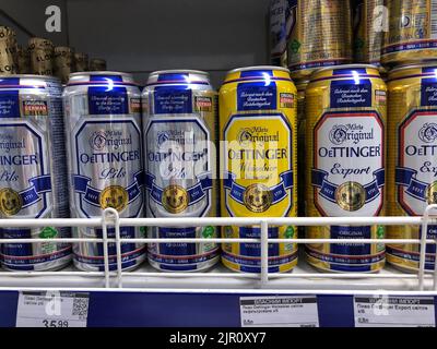 14.08.2022 Ukraine, Kharkiv, étagère avec des canettes de bière dans le supermarché Banque D'Images