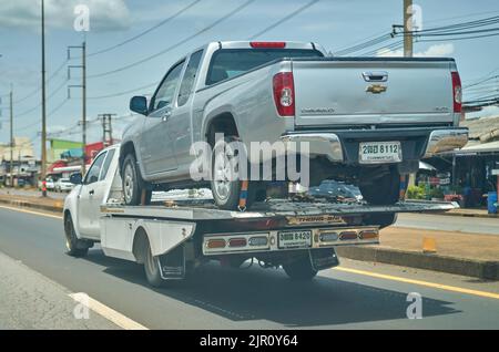 Un pick-up transporté sur un camion de transport à plateau, pris en Thaïlande. Banque D'Images