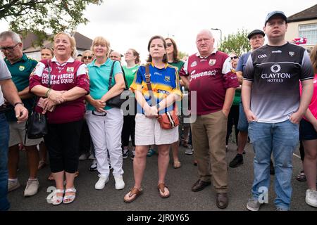 Des membres de la communauté irlandaise se réunissent sur Cayton Road à Greenford, Ealing, dans l'ouest de Londres pour prier et déposer des fleurs en hommage à Thomas O'Halloran, 87 ans, qui avait été à bord d'un scooter de mobilité sur Cayton Road, Greenford, lorsqu'il a été poignardé à mort mardi. Date de la photo: Dimanche 21 août 2022. Banque D'Images