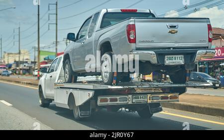 Un pick-up transporté sur un camion de transport à plateau, pris en Thaïlande. Banque D'Images