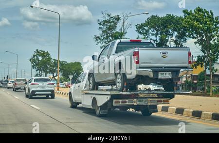 Un pick-up transporté sur un camion de transport à plateau, pris en Thaïlande. Banque D'Images