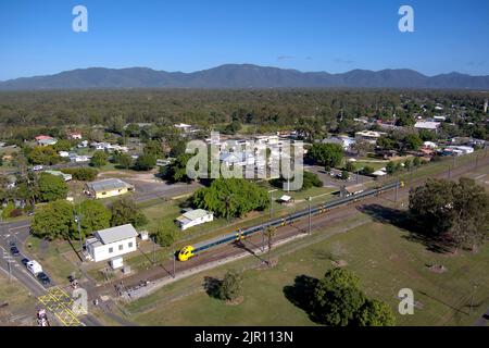 L'antenne de Queensland Rail Travel Tilt train à Miriam Vale Queensland Australie Banque D'Images