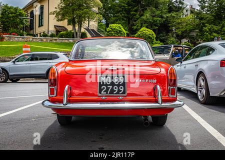 Highlands, NC - 10 juin 2022 : vue arrière à faible perspective d'un coupé à toit rigide Fiat 1500 1966 lors d'un salon automobile local. Banque D'Images