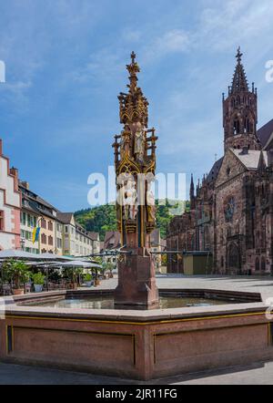 La fontaine de poisson (Fischbrunnen) de la place Minster est la plus ancienne et la plus magnifique fontaine de la ville de Fribourg. Baden Wuerttemberg, Allemagne, Europ Banque D'Images