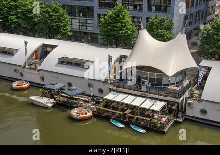 Rotterdam, pays-Bas, 18 juin 2022: Vue aérienne d'un hôtel flottant dans le port de Wijnhaven, avec terrasse et petits bateaux Banque D'Images