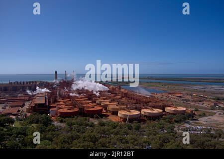 AERIAL of Queensland Alumina Limited FONDERIE DE QUALITÉ à Gladstone Queensland Australie Banque D'Images