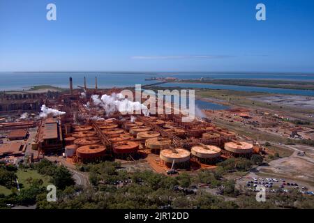 AERIAL of Queensland Alumina Limited FONDERIE DE QUALITÉ à Gladstone Queensland Australie Banque D'Images