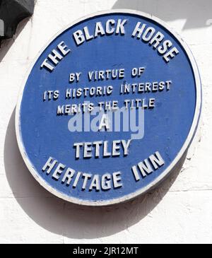 Plaque bleue du patrimoine au Black Horse Inn a Tetley Heritage Inn, Church Street, Whitby, Yorkshire, Angleterre, ROYAUME-UNI Banque D'Images