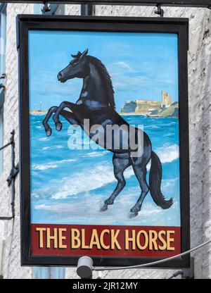 Panneau de pub suspendu traditionnel au Black Horse Inn a Tetley Heritage Inn, Church Street, Whitby, Yorkshire, Angleterre, ROYAUME-UNI Banque D'Images