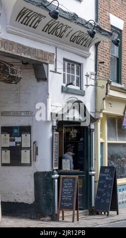 Maison publique White Horse & Griffin, Church Street, Whitby, North Yorkshire, Yorkshire, Angleterre, Royaume-Uni Banque D'Images