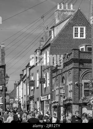 Vue sur les foules de touristes dans Church Street, Whitby, North Yorkshire, Yorkshire, Angleterre, ROYAUME-UNI Banque D'Images