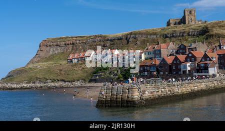 Vue vers le sud depuis la jetée ouest à l'entrée du port de Whitby avec vue sur l'abbaye de Whitby, Whitby, North Yorkshire, Yorkshire, Angleterre, ROYAUME-UNI Banque D'Images