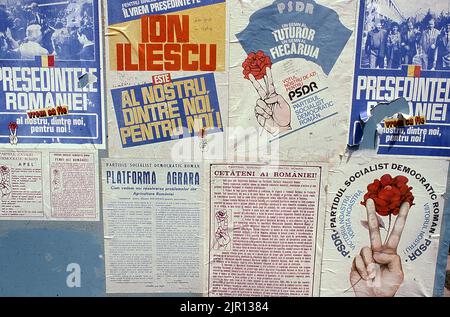 Roumanie, 1992. Affiches électorales dans un lieu public avant les élections présidentielles. La plupart des affiches appartenaient au Parti socialiste démocratique roumain qui a soutenu Ion Iliescu (ancien officiel communiste) dans la course. Banque D'Images