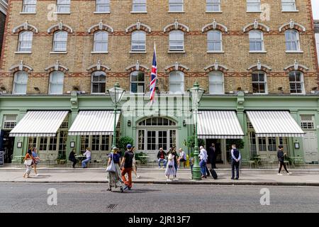 Les gens qui marchent après l'entrée de l'hôtel Charlotte Street, sur Charlotte Street, Fitzrovia, Londres W1 Banque D'Images