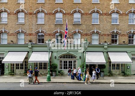 Les gens qui marchent après l'entrée de l'hôtel Charlotte Street, sur Charlotte Street, Fitzrovia, Londres W1 Banque D'Images