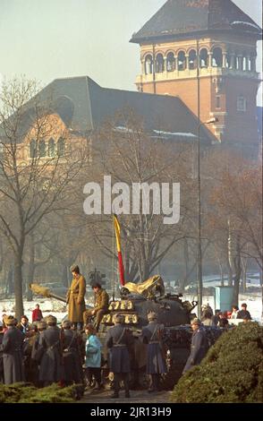 Bucarest, Roumanie, janvier 1990. Armée à Piata Victoriei, devant l'un des plus importants bâtiments gouvernementaux, le Palais Victoria, quelques jours après la Révolution roumaine de décembre 1989. Victoria Palace est devenu le siège du nouveau parti au pouvoir, F.S.N. Banque D'Images