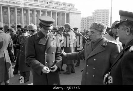 Bucarest, Roumanie, janvier 1990. Personnel militaire à Piata Victoriei, devant l'un des plus importants bâtiments gouvernementaux, le Palais Victoria, quelques jours après la Révolution roumaine de décembre 1989. Victoria Palace est devenu le siège du nouveau parti au pouvoir, F.S.N. Banque D'Images