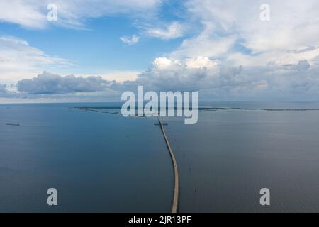 Vue aérienne du pont de Dauphin Island sur la côte du golfe d'Alabama Banque D'Images