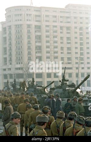 Bucarest, Roumanie, janvier 1990. Armée à Piata Victoriei, devant l'un des plus importants bâtiments gouvernementaux, le Palais Victoria, quelques jours après la Révolution roumaine de décembre 1989. Victoria Palace est devenu le siège du nouveau parti au pouvoir, F.S.N. Banque D'Images