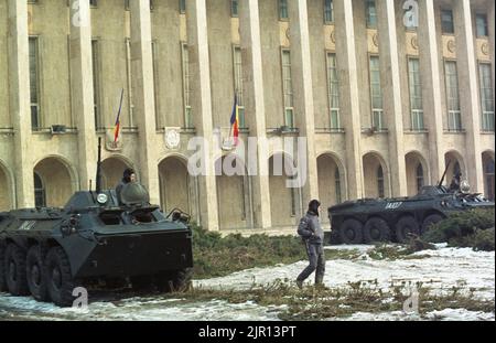 Bucarest, Roumanie, janvier 1990. Armée à Piata Victoriei, devant l'un des plus importants bâtiments gouvernementaux, le Palais Victoria, quelques jours après la Révolution roumaine de décembre 1989. Victoria Palace est devenu le siège du nouveau parti au pouvoir, F.S.N. Banque D'Images