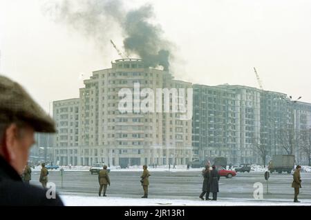 Bucarest, Roumanie, janvier 1990. Armée à Piata Victoriei, devant l'un des plus importants bâtiments gouvernementaux, le Palais Victoria, quelques jours après la Révolution roumaine de décembre 1989. Victoria Palace est devenu le siège du nouveau parti au pouvoir, F.S.N. Banque D'Images