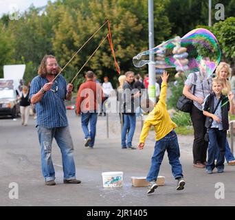 Artiste de rue soufflant des bulles, enfants et adultes riant. 24 août 2018. Kiev, Ukraine Banque D'Images