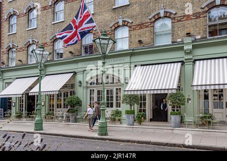 Les gens qui marchent après l'entrée de l'hôtel Charlotte Street, sur Charlotte Street, Fitzrovia, Londres W1 Banque D'Images