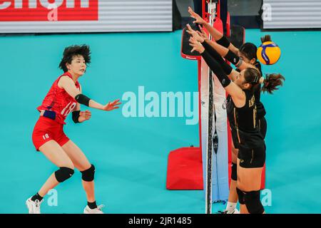 Pasig City, Philippines. 21st août 2022. Nishikawa Yuki (L), du Japon, fait des pointes lors du match de billard B entre le Japon et la Thaïlande à la coupe AVC 2022 (Confédération asiatique de volley-ball) pour les femmes à Pasig City, les Philippines, 21 août 2022. Crédit: Rouelle Umali/Xinhua/Alamy Live News Banque D'Images