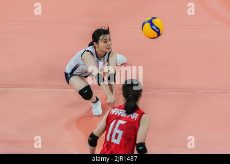 Pasig City, Philippines. 21st août 2022. Mizusugi Rena (Top) du Japon sauve le ballon pendant le match de billard B entre le Japon et la Thaïlande à la coupe AVC 2022 (Confédération asiatique de volley-ball) pour les femmes à Pasig City, les Philippines, 21 août 2022. Crédit: Rouelle Umali/Xinhua/Alamy Live News Banque D'Images