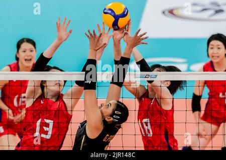 Pasig City, Philippines. 21st août 2022. Pornpun Guedpard (C) de Thaïlande participe au match de billard B entre le Japon et la Thaïlande à la coupe 2022 AVC (Confédération asiatique de volley-ball) pour les femmes à Pasig City, les Philippines, 21 août 2022. Crédit: Rouelle Umali/Xinhua/Alamy Live News Banque D'Images