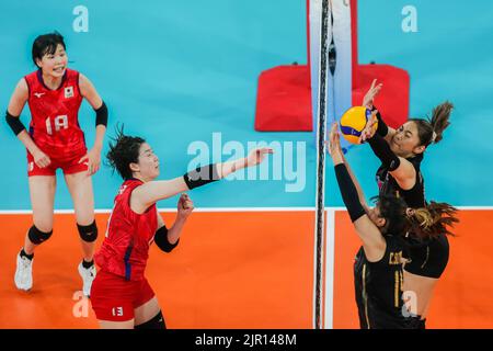 Pasig City, Philippines. 21st août 2022. Hamamatsu Asuka (2nd L) du Japon pointe le ballon pendant le match de billard B entre le Japon et la Thaïlande à la coupe 2022 AVC (Confédération asiatique de volley-ball) pour les femmes à Pasig City, les Philippines, le 21 août 2022. Crédit: Rouelle Umali/Xinhua/Alamy Live News Banque D'Images