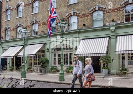 Les gens qui marchent après l'entrée de l'hôtel Charlotte Street, sur Charlotte Street, Fitzrovia, Londres W1 Banque D'Images