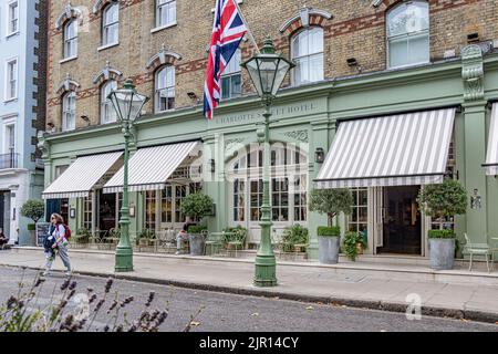 Les gens qui marchent après l'entrée de l'hôtel Charlotte Street, sur Charlotte Street, Fitzrovia, Londres W1 Banque D'Images